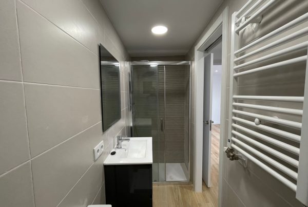 🚿 ¡Un baño renovado, moderno y funcional!