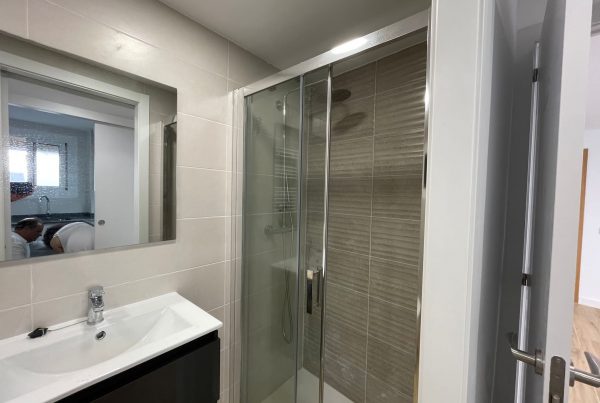 🚿 ¡Nueva reforma de baño completada!