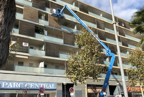 🏢 ¡Seguimos trabajando en el mantenimiento de fachadas!